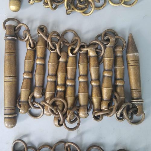 九节鞭

是武术中著名的软兵器，以其独特的“软硬兼施”风格和极强的观赏性著称。