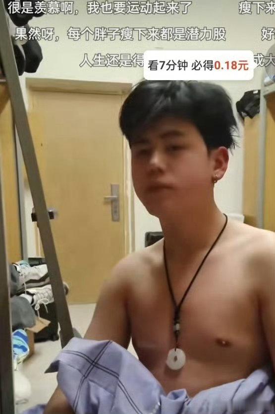 男大学生瘦下来像彭于晏 男大学生瘦下来后神似彭于晏，这让我对减肥后的自己充满了憧