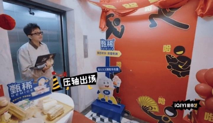 邓超边录节目边看等等比赛直播哈哈哈哈哈 笑死但又有点暖，邓超去王勉家录节目还抱着