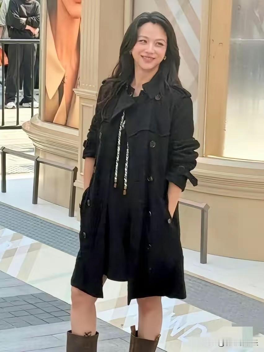 刚47岁的汤唯，居然火急火燎去拼二胎了？！

这事儿还没官方确认，但全网已经炸了