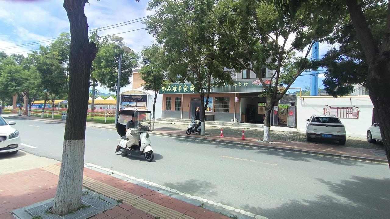 现在驻车陕西太白县军民路房车营地，给车友分享个超实用便民好物！营地马路斜对面多多