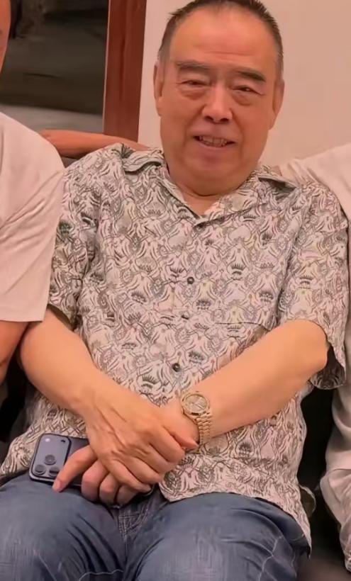 陈凯歌说，我现在老了，74了，平时就跟我老伴陈红在三亚住住。这边暖和，房子大，能