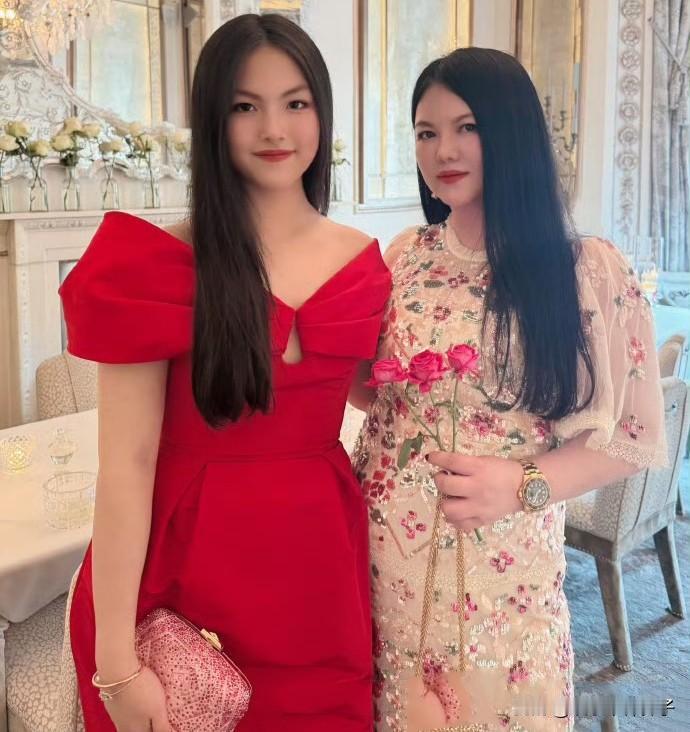 李湘王岳伦为女儿庆生，王诗龄身穿红色礼服满脸笑容！
10月13日，凌晨，李湘在社
