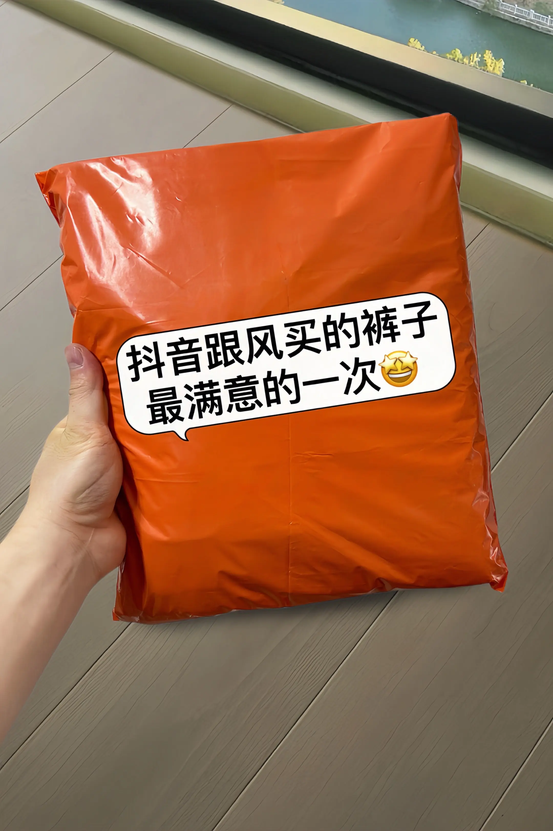 这条工装裤太适合夏天穿了！高腰设计把腰线提得高高的，视觉上直接拉长腿。...
