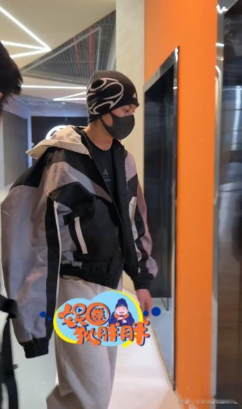 王鹤棣无视保镖当众殴打女粉 王鹤棣在球场打完球，有粉丝上前拍照，被保镖用长柄雨伞