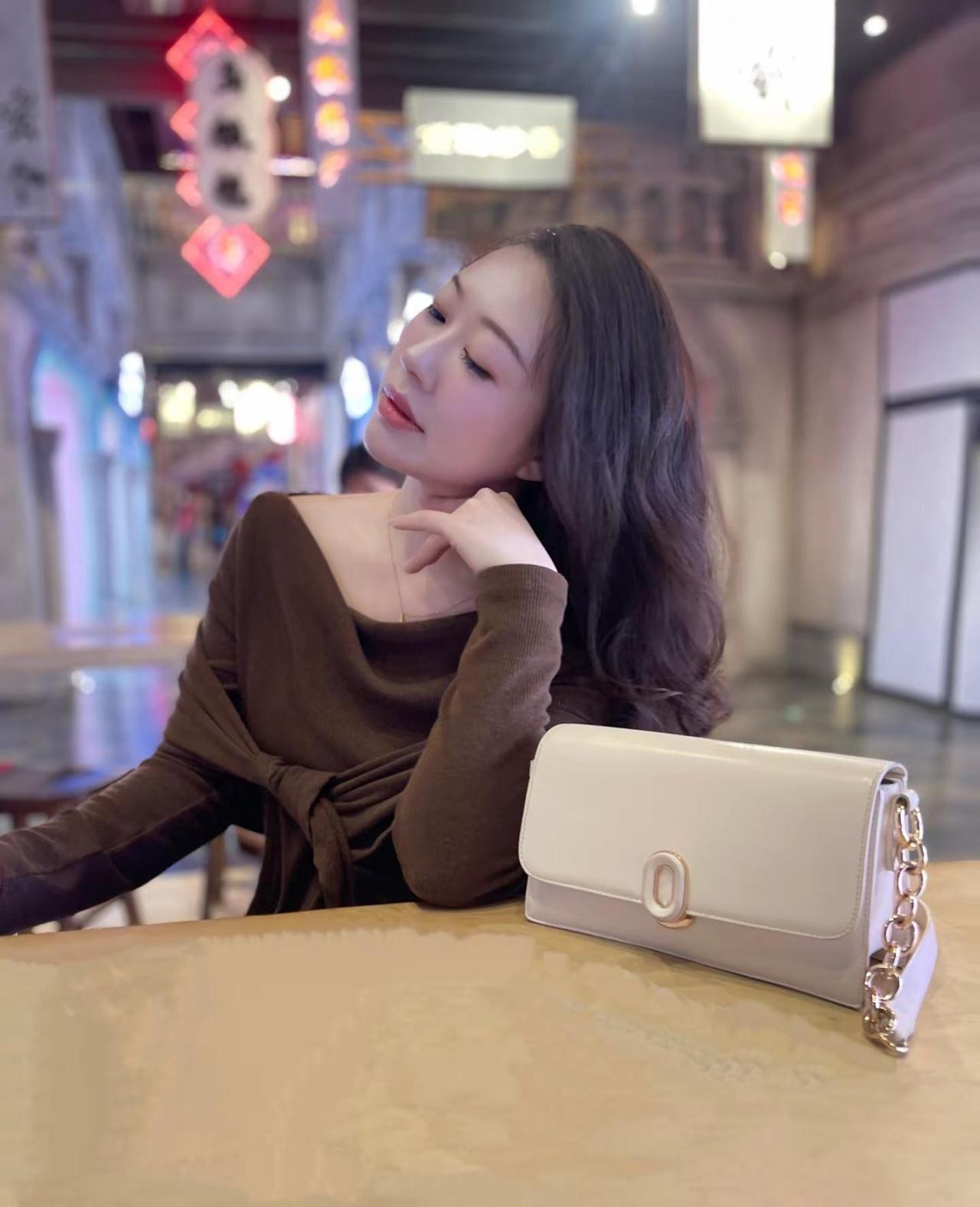 只想把自己养的开开心心，快快乐乐的，穿的漂漂亮亮的，说话温温柔柔的，一副与世无争