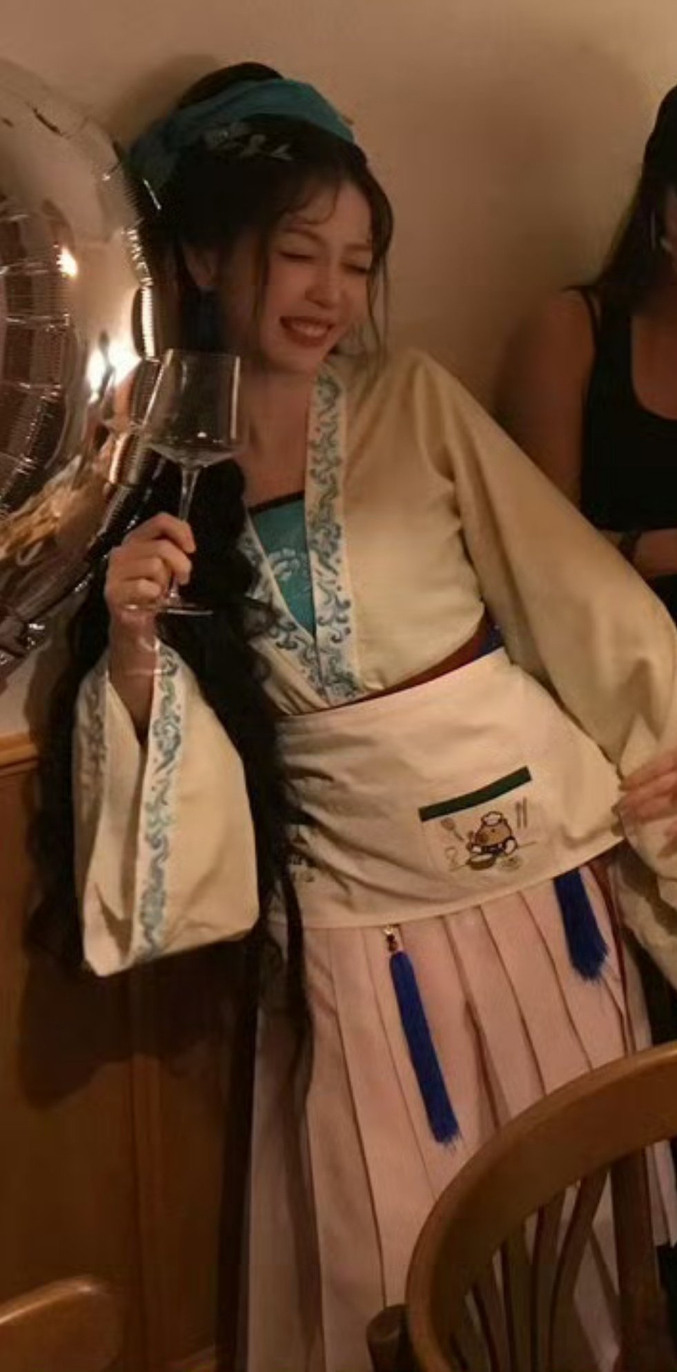 虞书欣穿戏服聚会 卸下拍摄的紧绷感，着古风造型赴约，自在随性，这份不加刻意的松弛