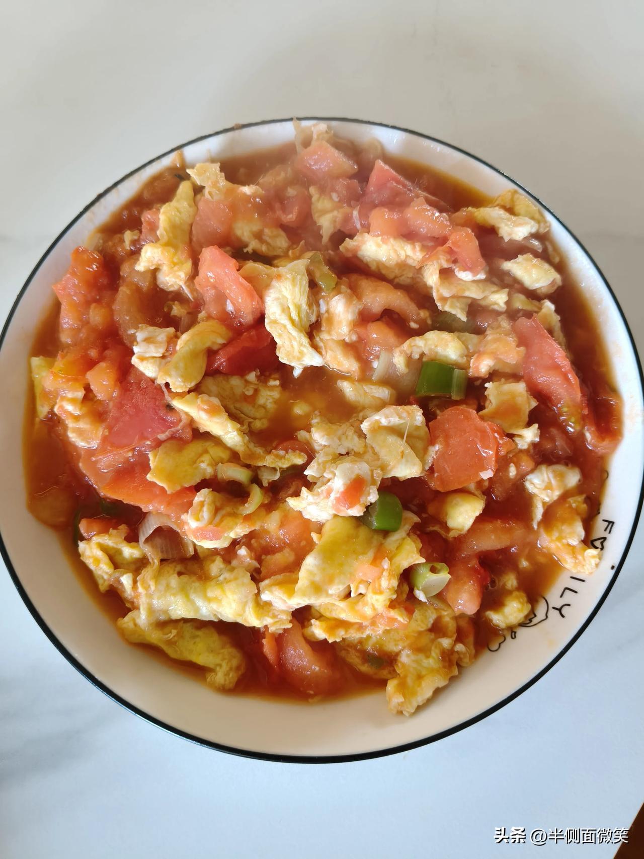 这是一道最简单的家常菜，也基木上会做菜的都能做出来，也是最下饭的了。这也是我做的