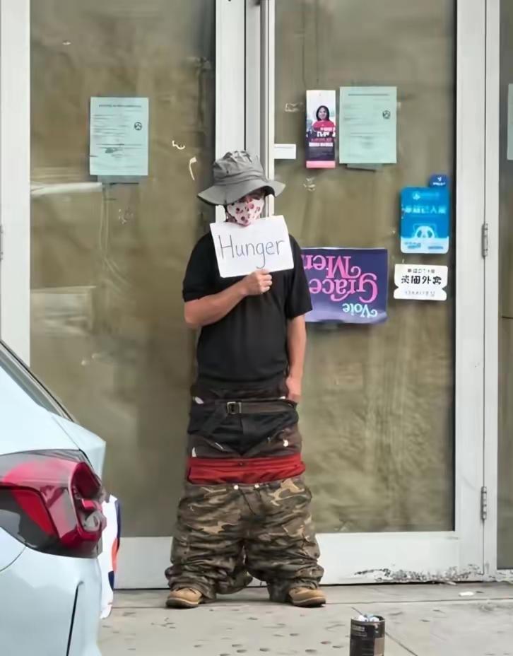 我见过衣衫褴褛的乞丐，可没见过如此“全副武装”的乞丐，这造型，不看你写的牌子，还