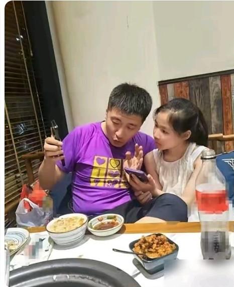 张雪峰留再多钱给女儿有什么用，不如他健康的活着陪伴女儿长大比什么都重要。如今他的