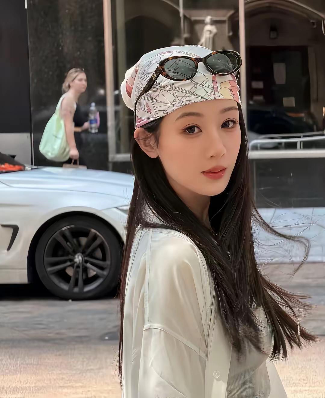 我遇到一个很好的女孩。她活泼坦荡，看着开朗爱笑，内心却格外沉稳强大。一路走来，路