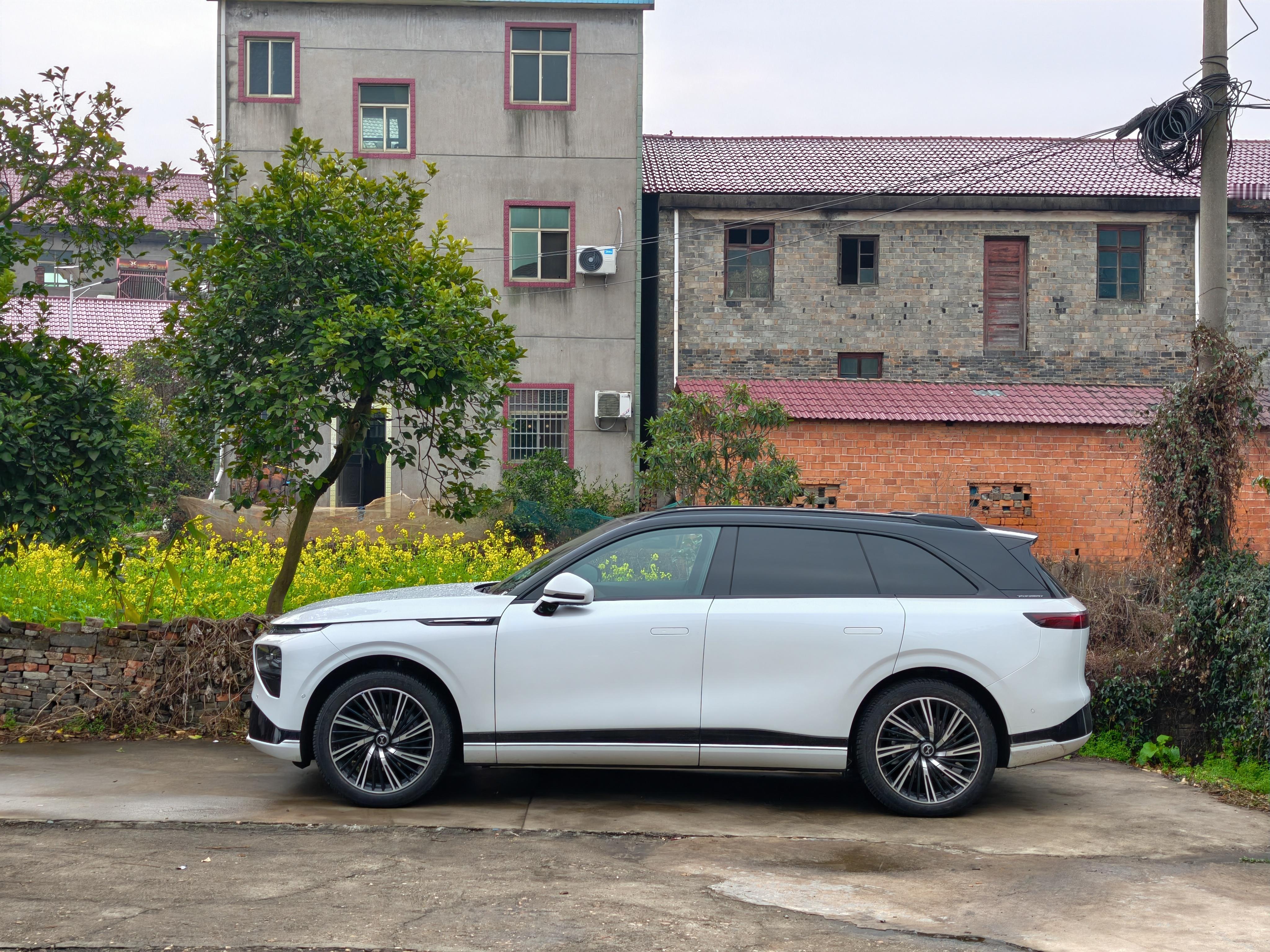 春节期间录视频都在小鹏 G9 上录，然后前面录着录着太困了，直接就把车子开到小憩