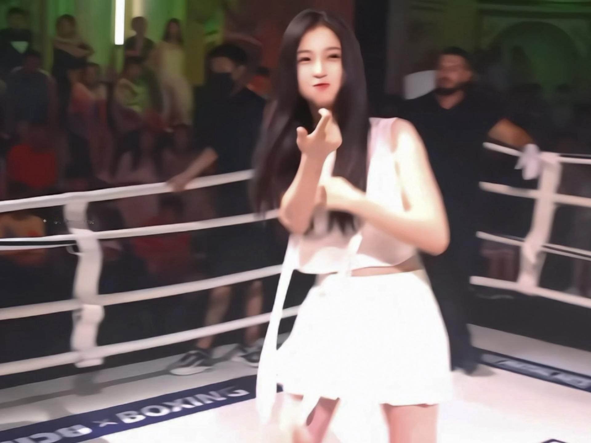 切虞书欣大号上线了嘟着嘴打🥊萌的好想捏扁… 