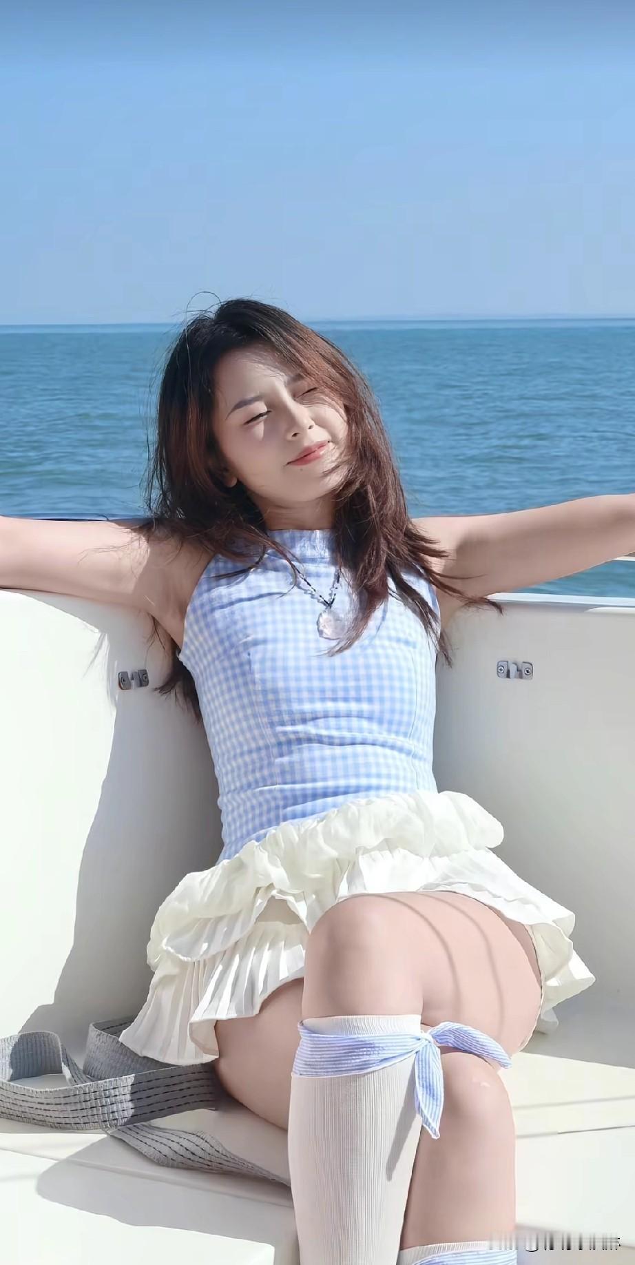 海边度假风，清新蓝白穿搭，享受阳光与海风