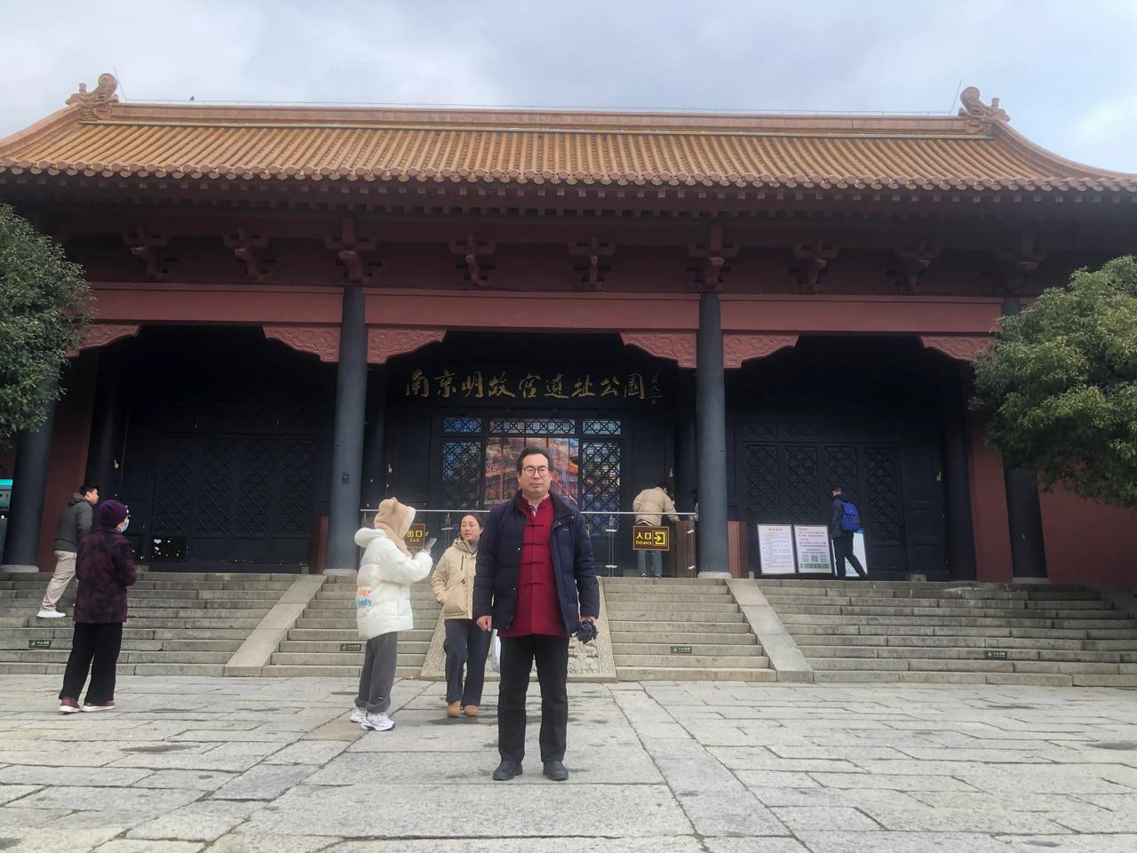 游南京明故宫遗址公园
文｜孙玉良
慕名洪武六百年
而今宫阙剩残垣
断柱旧苔舞风雨