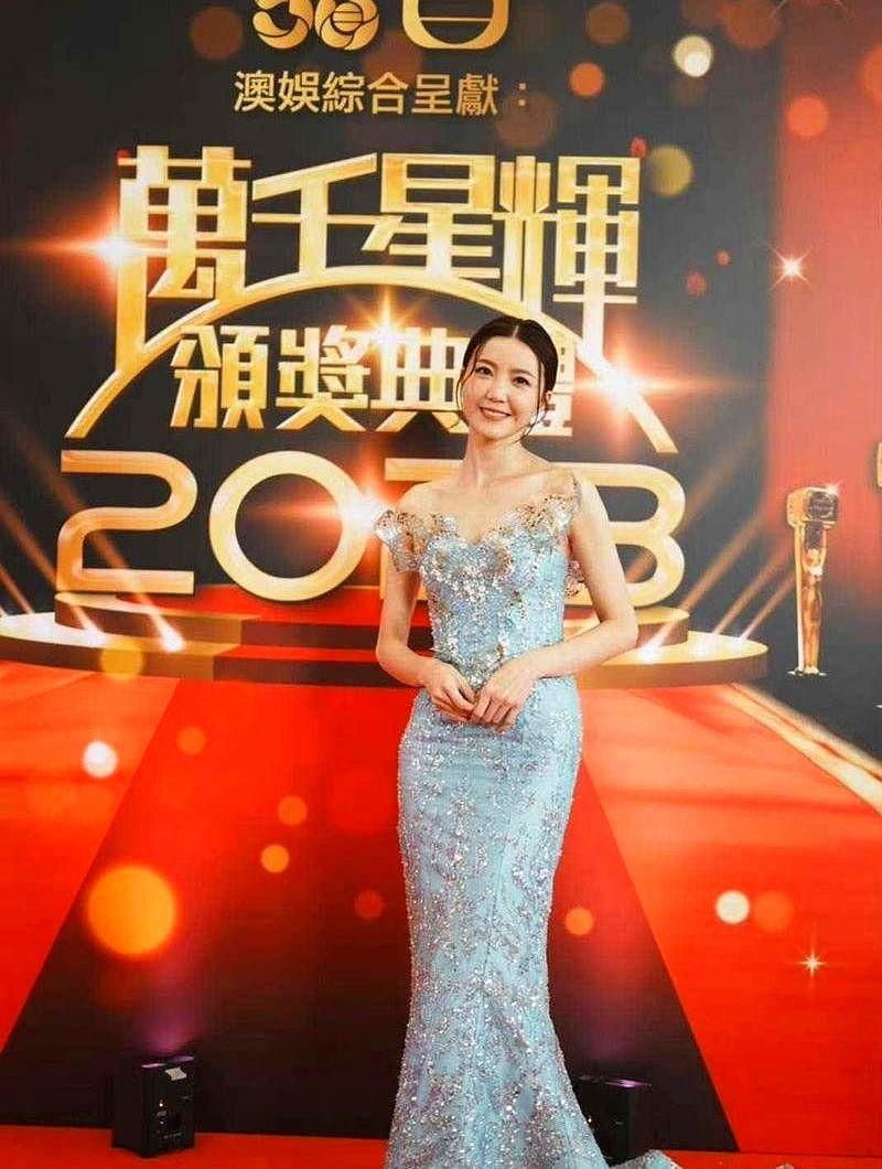 看到吴若希小心翼翼捧着珠海房本的照片，笑得那么灿烂，突然有点感动。
感觉她不再只