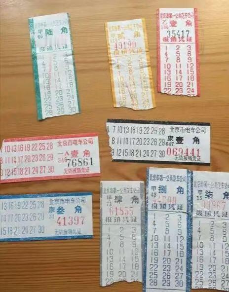 以前公交车，电车车票都是以分以角收取，嘉兴市区最早的公交车只有一路，由建国路中百