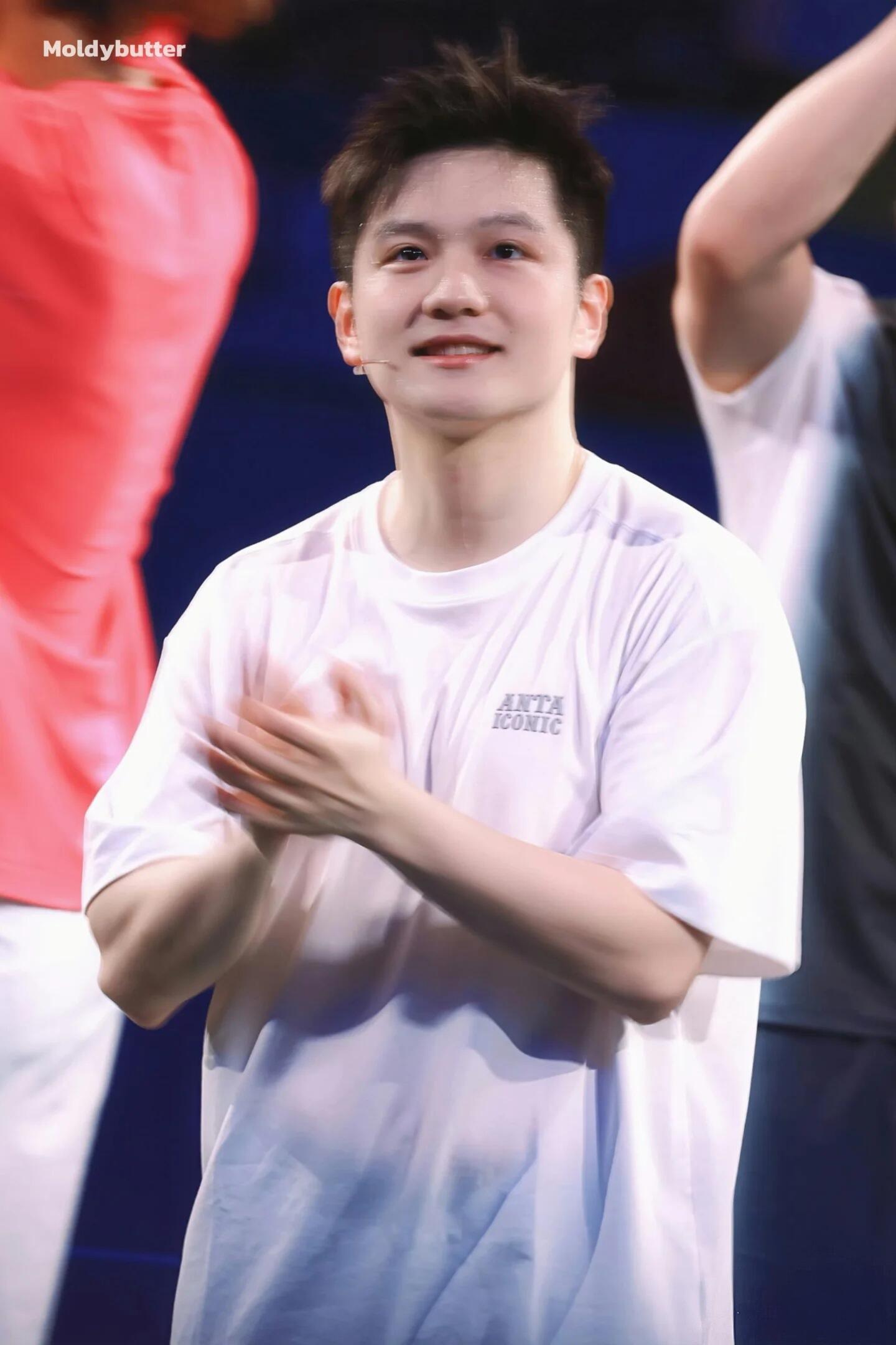 笑容太好看了吧 满屏都是樊振东，心动不止一点点。 