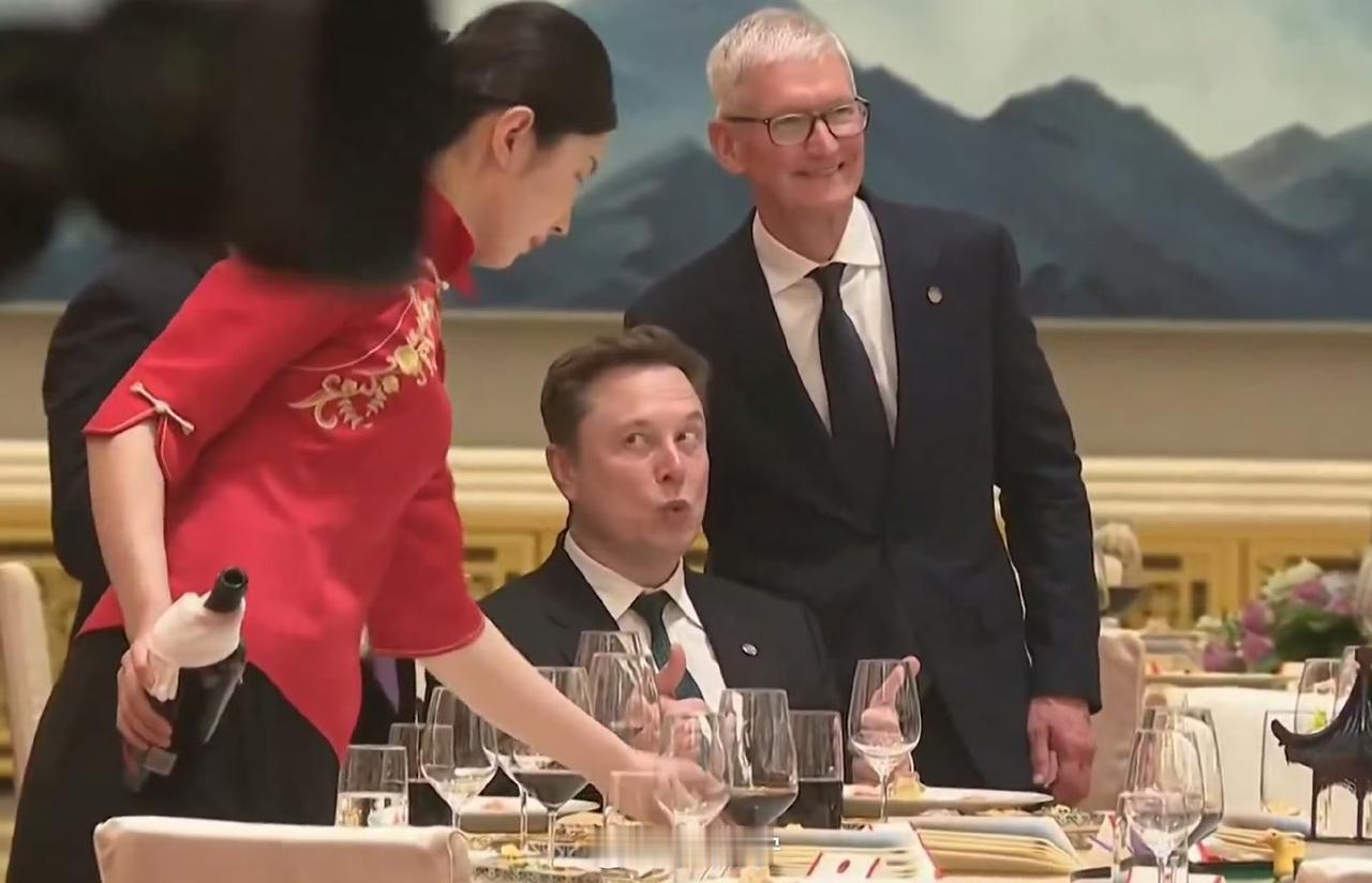 特朗普访华晚宴上，马斯克和雷军、库克合影的瞬间，整好赶上穿红色礼服的服务员为马斯
