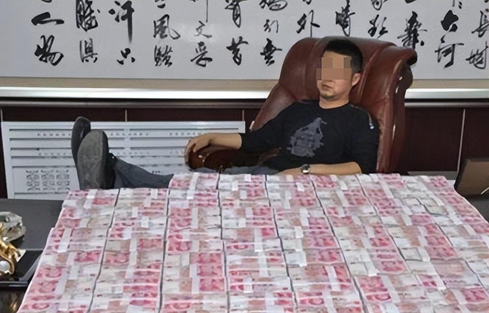 过去那些办卡几万、买车不眨眼的“大哥”，这两年突然少了。
他们当年开陆地巡洋舰、