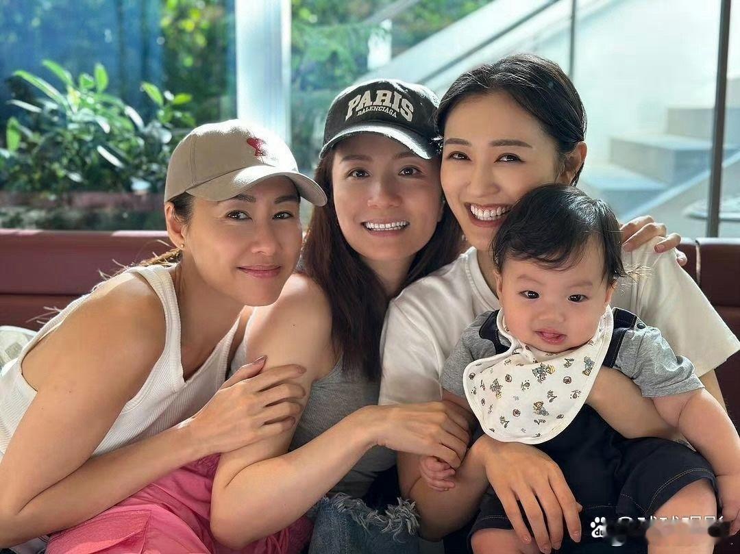 袁伟豪和张宝儿的儿子袁咕噜太可爱了，把胡定欣稀罕死了，恨不得自己也生一个。 ​​