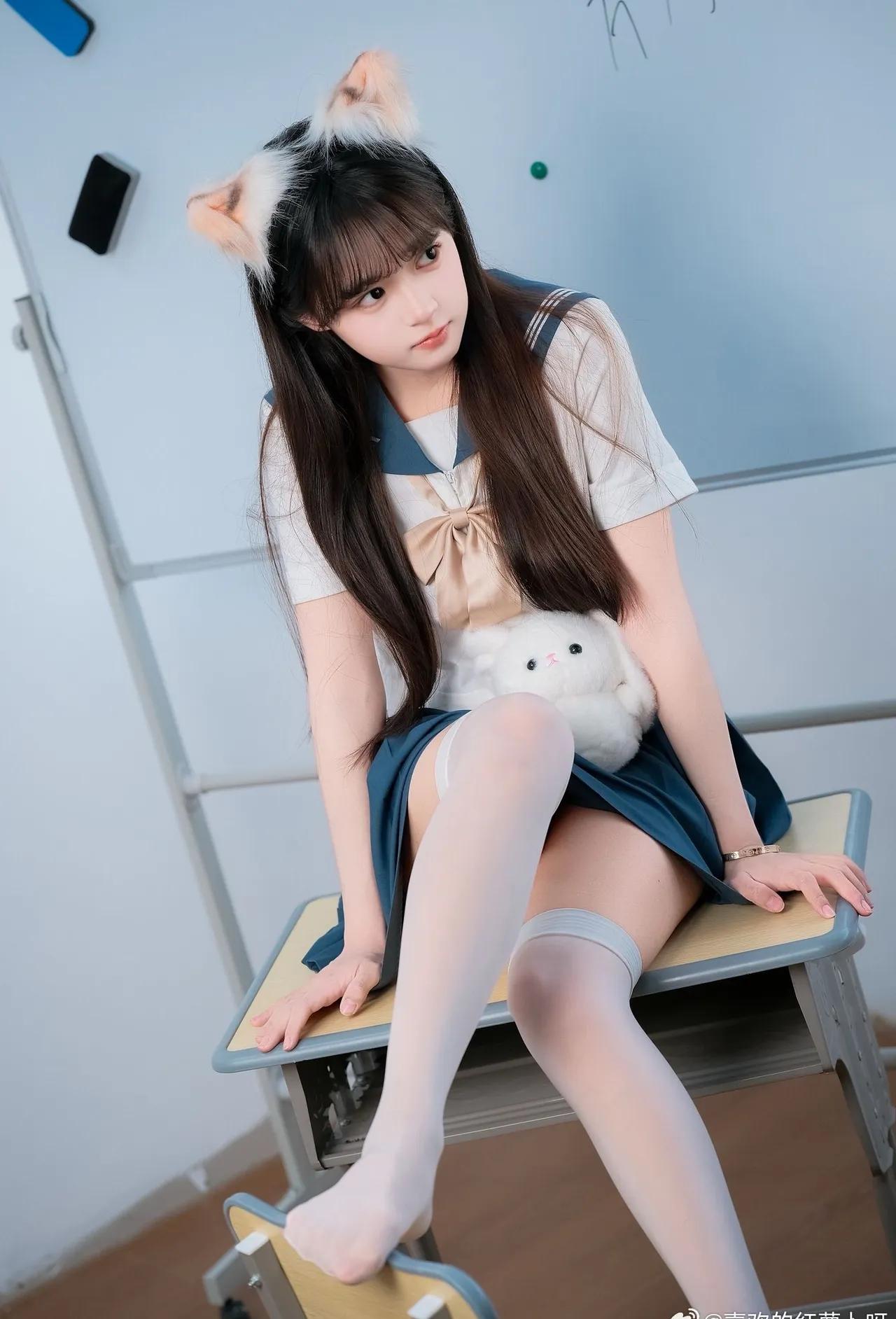 “萌宠与校服的完美结合，少女心爆棚！”🐱💕📚