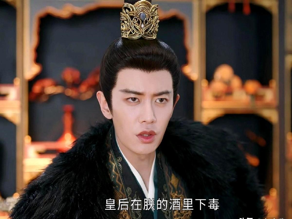 《凤凰台上》这剧有点意思。凌苍苍想下药留萧焕过夜换太后信任，结果反被萧焕摆了一道