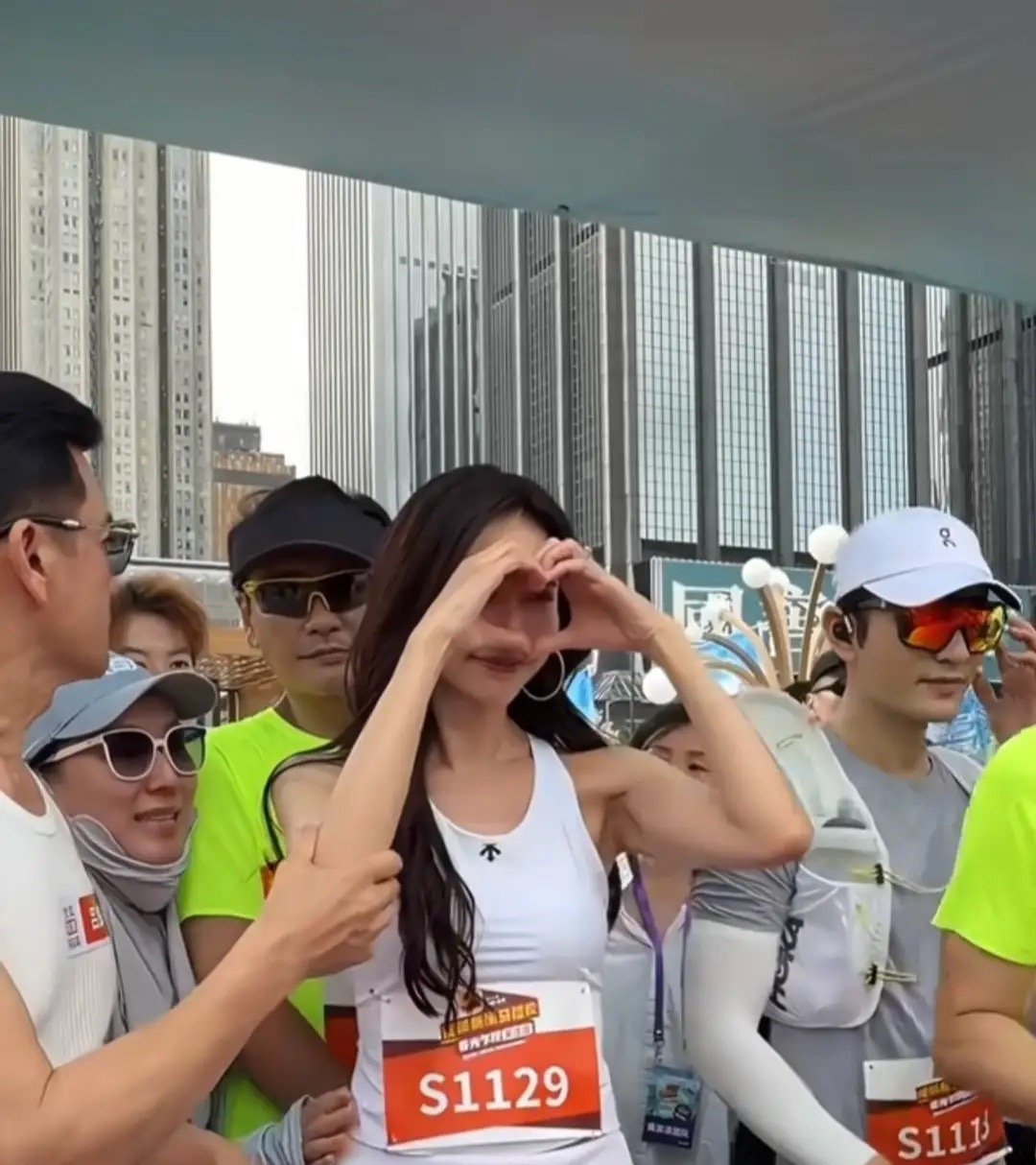 今天搜狐在香港举行马拉松活动，邀请了众多明星到场。开跑前，林志玲探身专注跟前面一