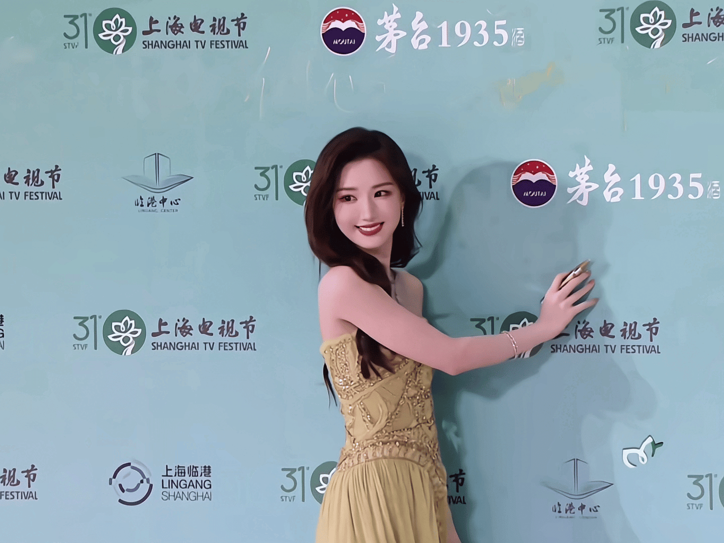 毛晓彤白玉兰颁奖白玉兰镜头下毛晓彤状态满分，精美礼服加持，优越身材和气质双在线。