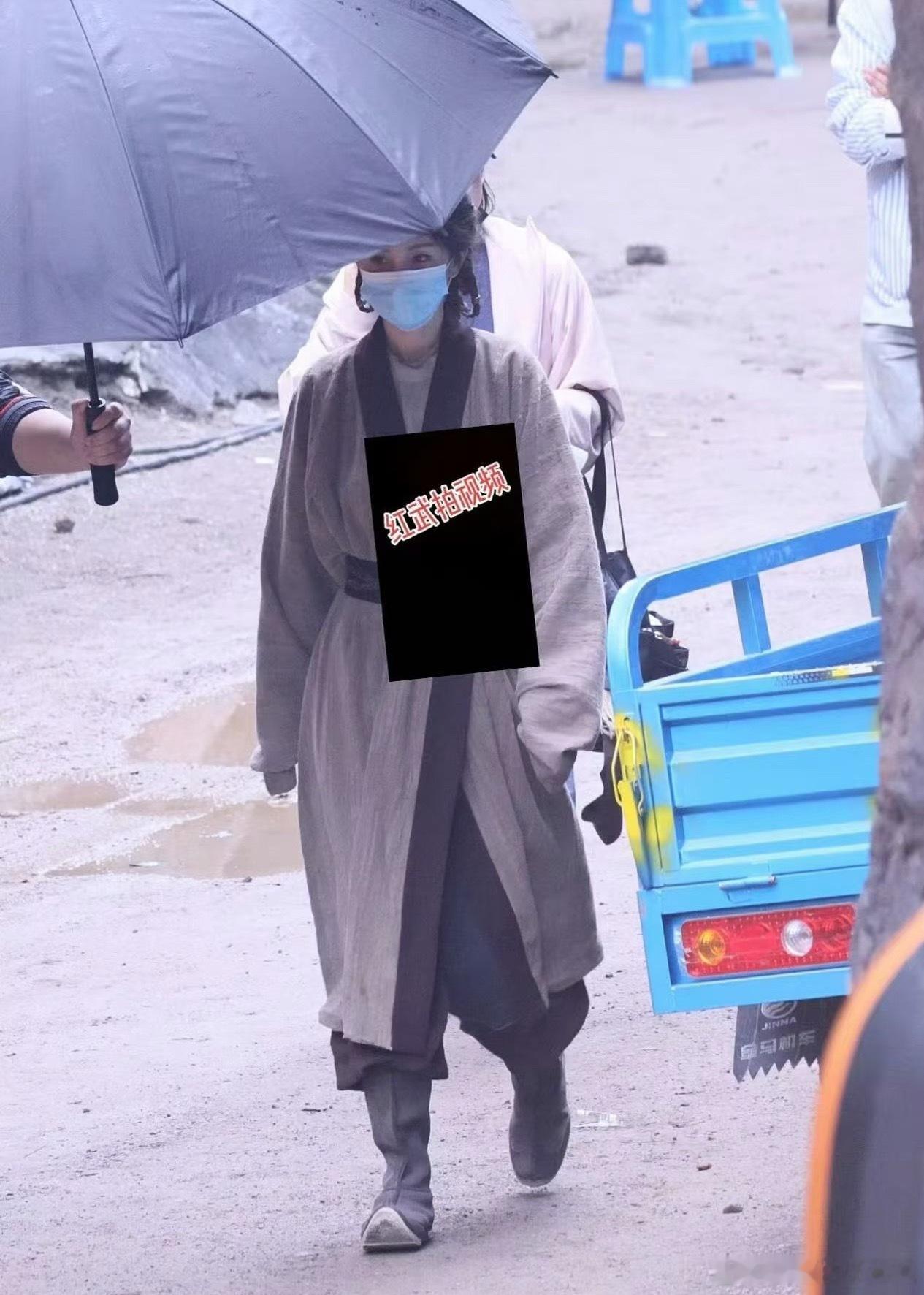 杨幂《江山大同》第二套造型路透，粗布麻衣，饰品也没有，如此素的妆造更显正剧质感了