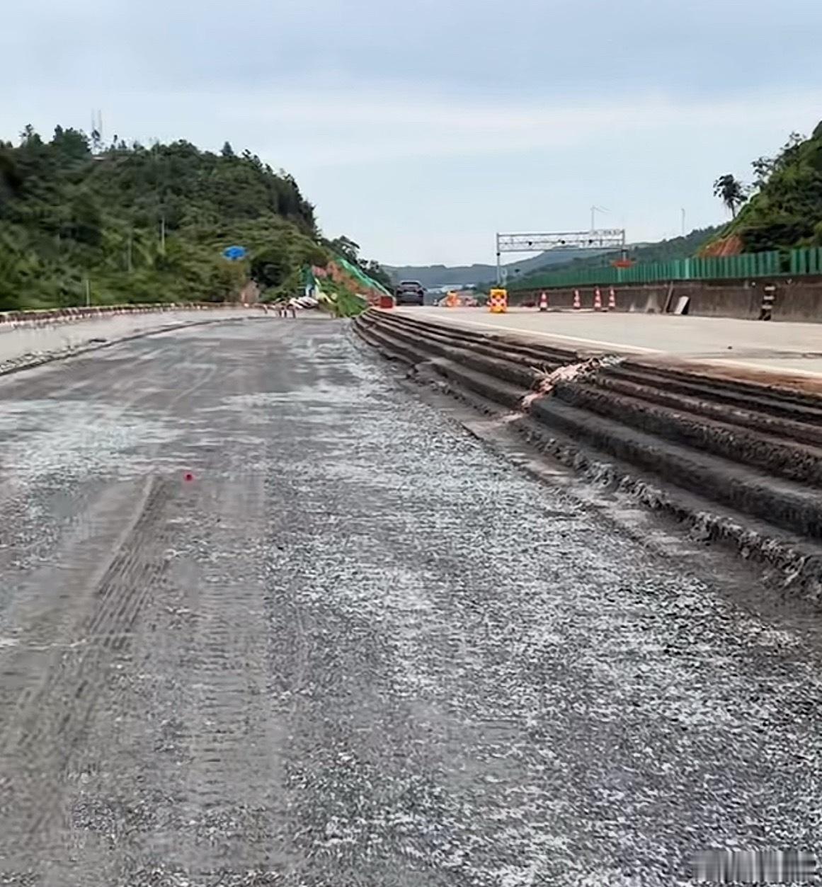 很多人在说公路因为3吨的乘用车被压坏！看看这个路面结构！这种典型的路面结构三层沥