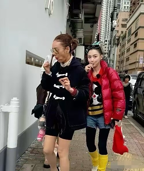 张柏芝旁边这个美女看着好眼熟，可就是想不起名字来！ 
