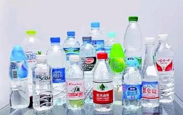 【2块钱一瓶的水，该跌下神坛了！】
大家有没有发现，便利店卖的瓶装水，要变天了。