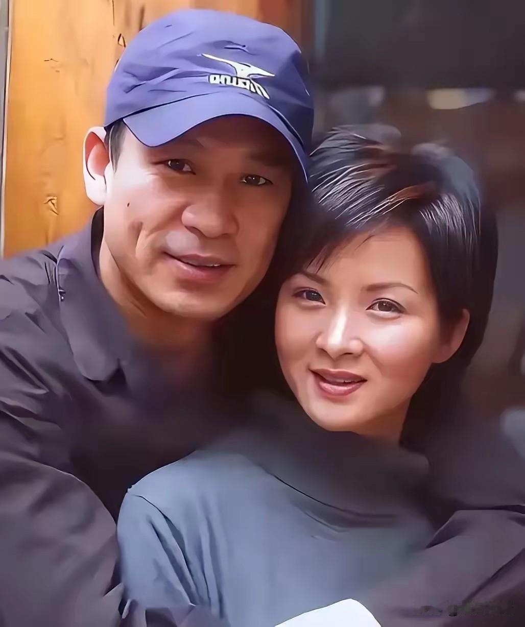 当年，27岁的谢兰嫁给大自己11岁的师小红，两人约好了丁克，不要孩子，因为她的父