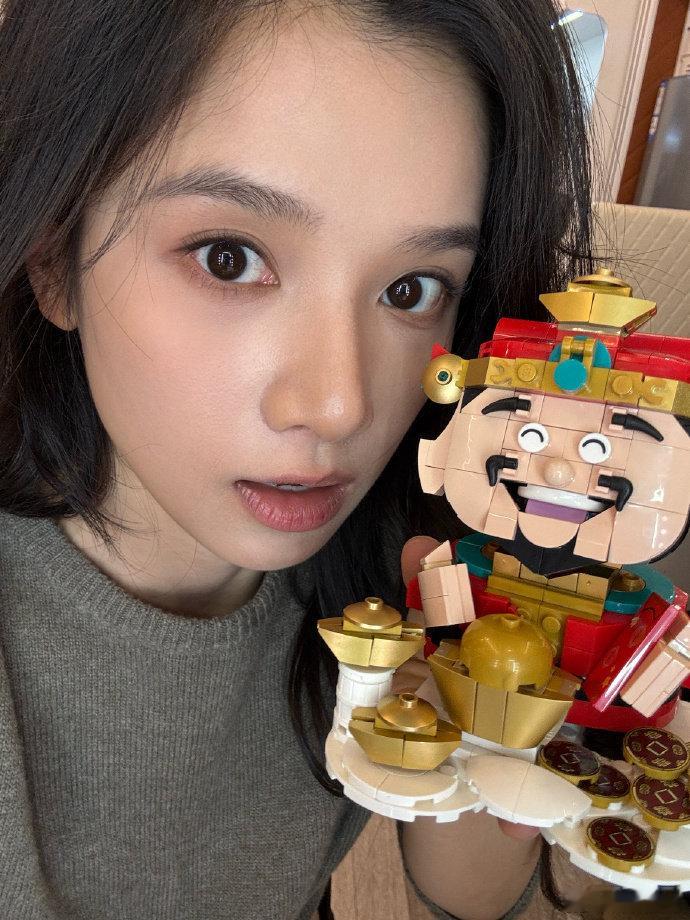 张婧仪张婧怡九宫格营业plog张婧怡手搓饺子捕捉一只包饺子的甜妹张婧怡🥟 九宫