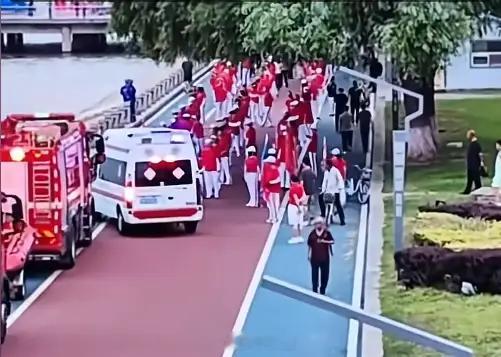 暴走团群主回应占道逼停120和119喇叭随便按，队形不能乱。当下没火情，就得我先