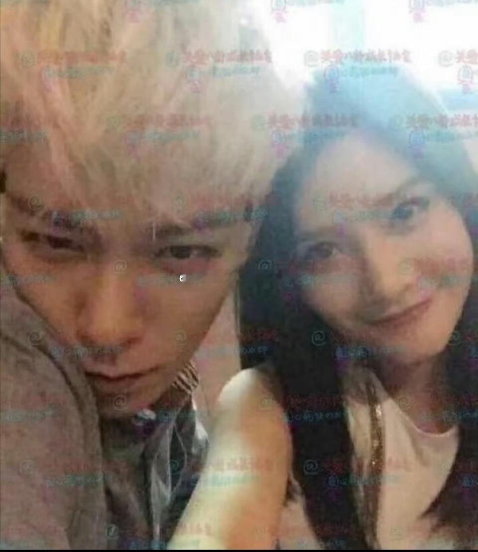 网友曝易易紫与瘾君子汤普酒吧亲吻原来是崔胜铉top啊？确实是被🇰🇷判了的瘾君