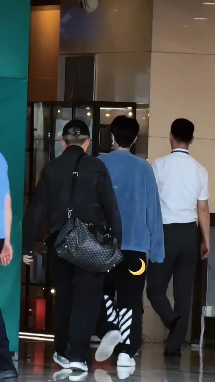 谁能懂这组出发图的含金量？王俊凯出发录中餐厅路透 随手一拍都是画报级别！王俊凯六