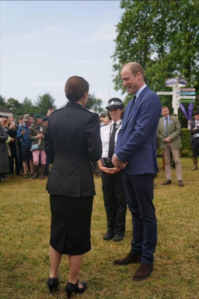 威廉王子不想破坏硬汉形象，不想穿苏格兰裙，查尔斯提醒威廉王子“有时你必须全心全意