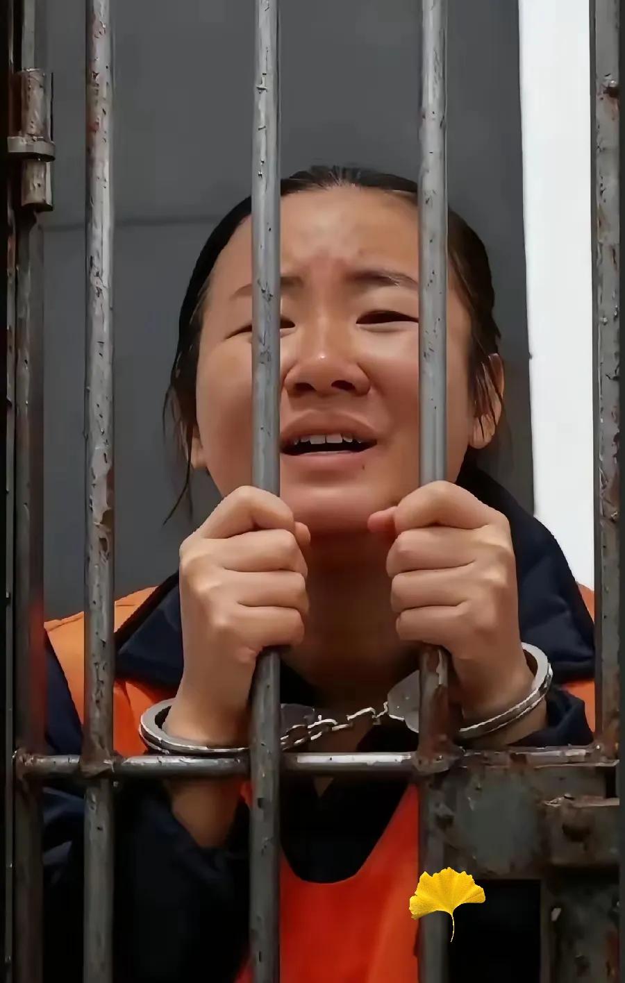 明珍珍听到白所成父子的审判结果，
彻底坐不住了！
她心里跟明镜似的，自己的日子也