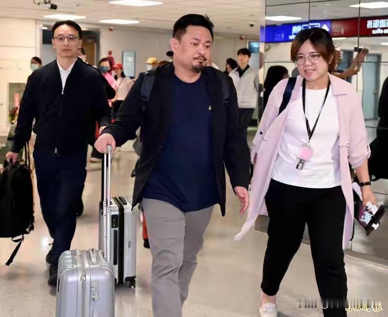 洪申翰南京APEC返台，机场急着撇：“没办台胞证、凭邀请函参会”。会里叫“中国台