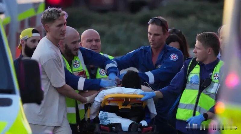 悉尼邦迪海滩光明节庆典突遭枪击，12人丧生引发全球安全警醒
 
12月14日傍晚