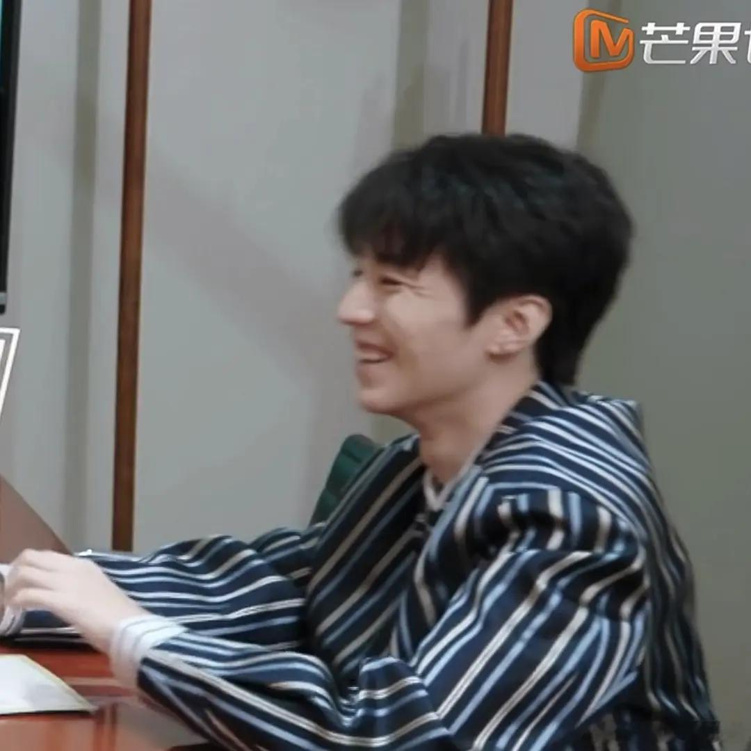 突然发现三字笑起来居然也有点儿眼尾炸花