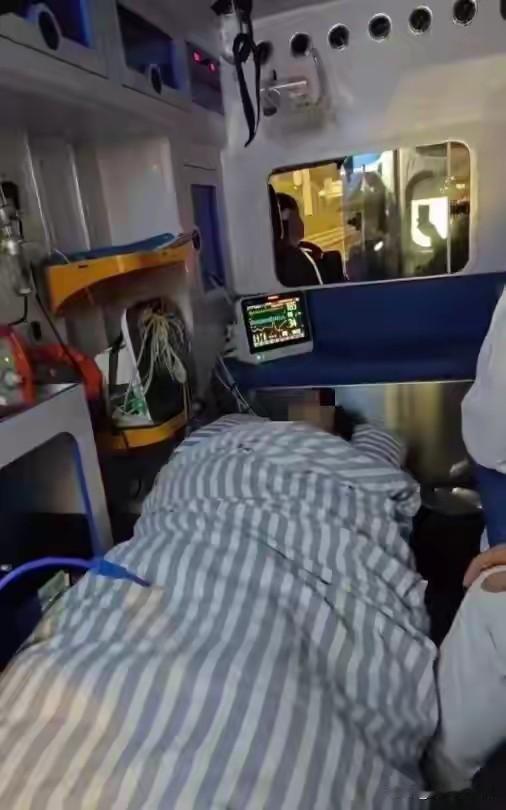 “天价救护车”这事真让人无语！就说这跨省转运到上海收 2.8 万元，这价格简直离
