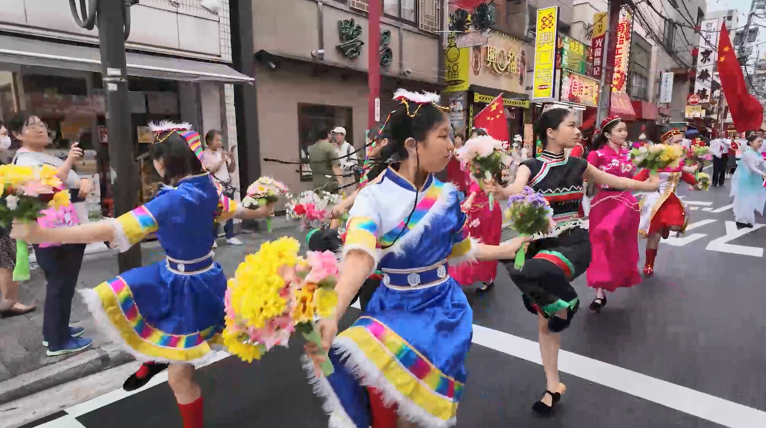 本周四我住剧透：你知道在日本横滨，每年都会举办中国的国庆游行吗？横滨中华街的国庆