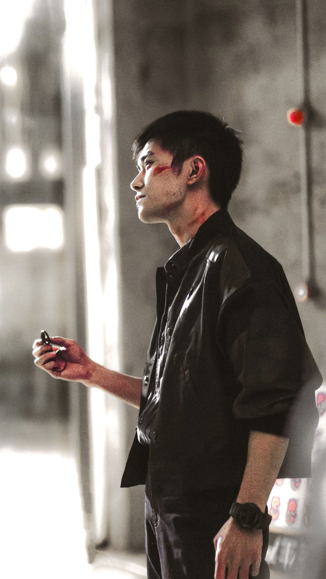 易烊千玺严迪有自己的30秒文学 坐在河边的30秒，是严迪唯一敢卸下防备的时刻，太