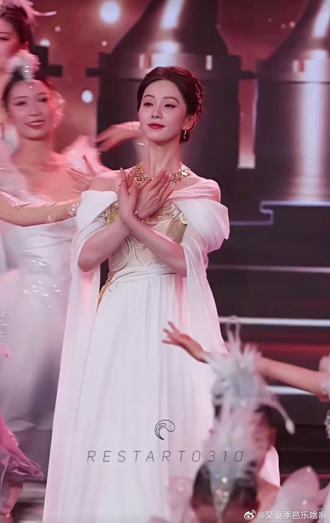 这一幕也太圣洁了，惊讶程度不亚于当年的金鹰女神 