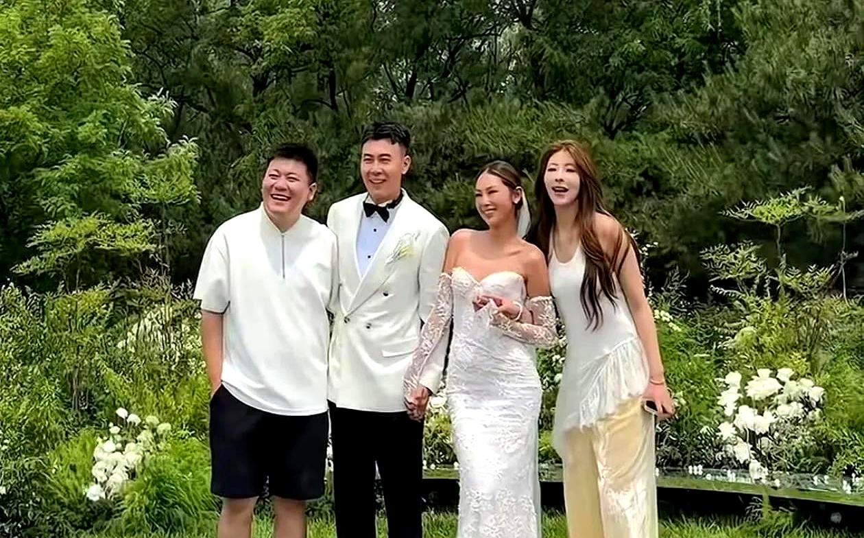这条瓜来得有点晚。
近日，李晨现身妹妹婚礼，大黑牛把步子放轻，不摆拍不抢位。
