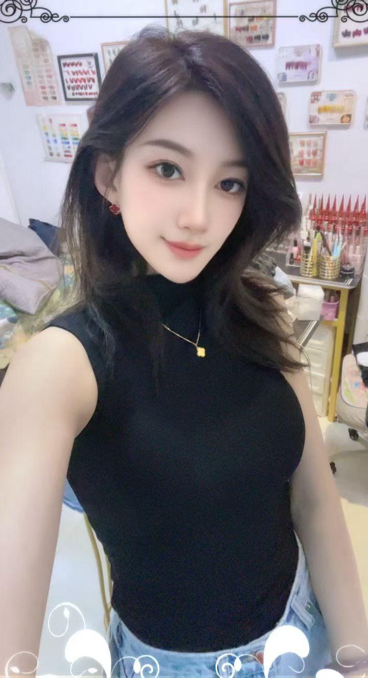 元气少女自拍，黑发红唇，甜美可人！💖✨