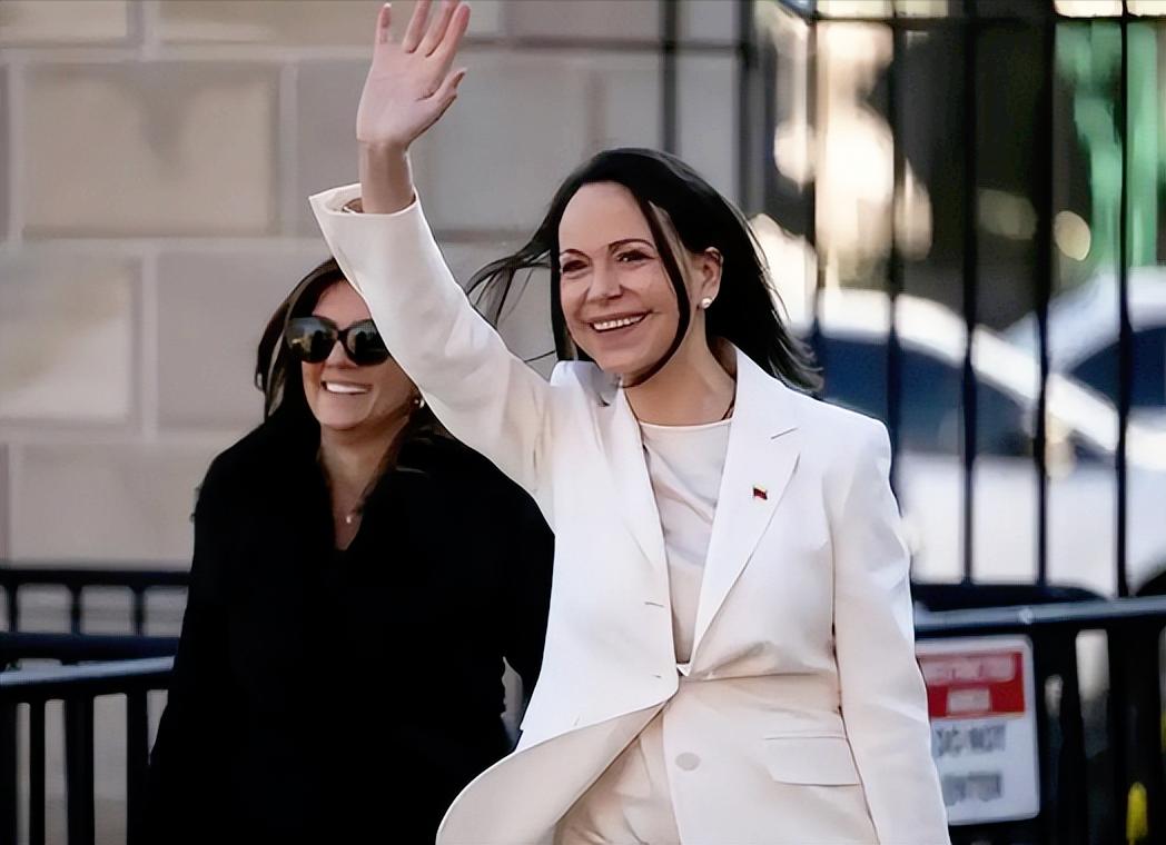 炸裂大瓜！有个叫马查多的女人刚拿到诺贝尔和平奖没捂热，居然直接送给了特朗普，要知